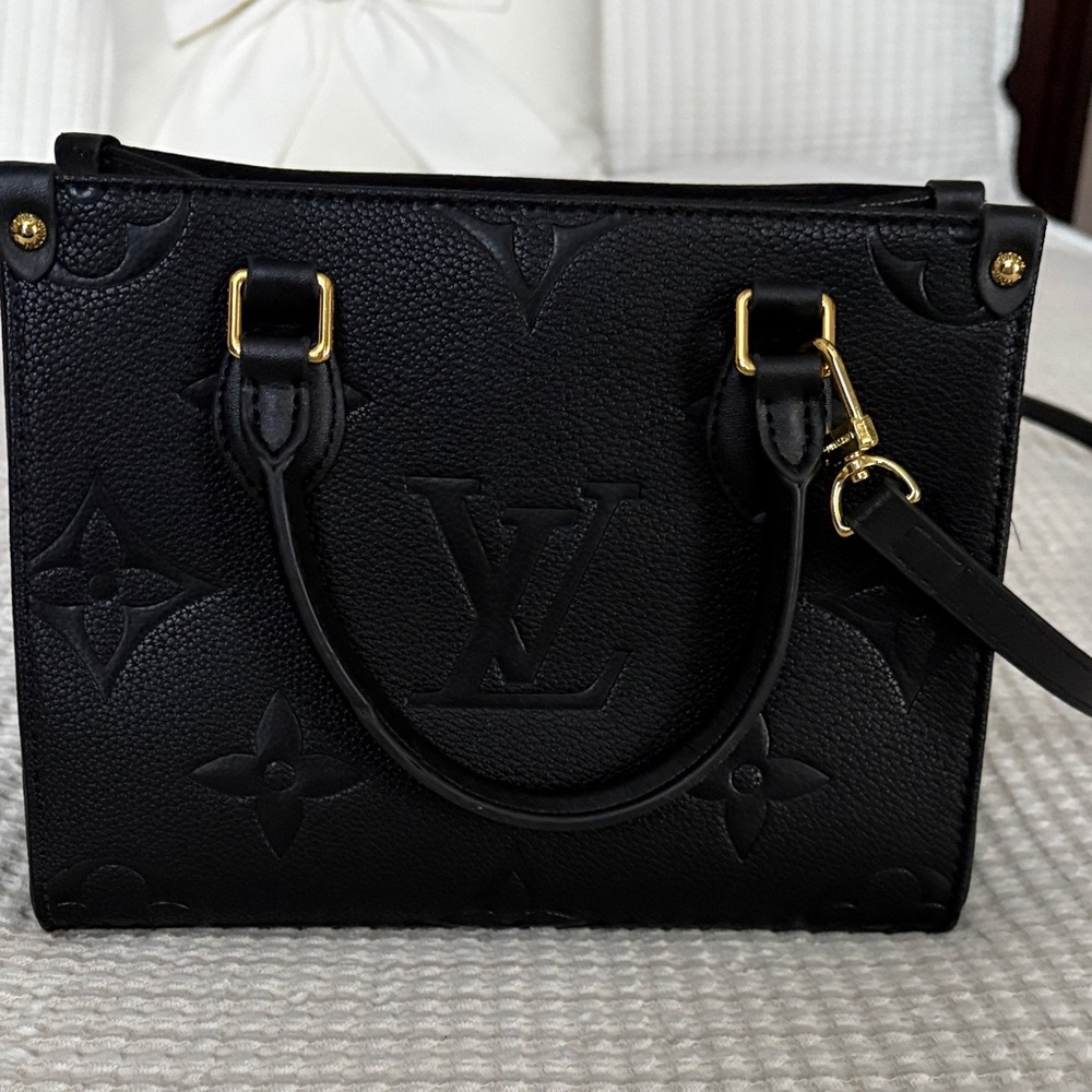 Fashion Black Embossed Shoulder Bag new without Tags